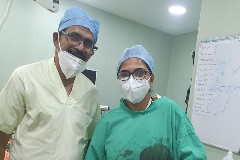 বাবা অস্ত্রোপচারে নামছে। হোক না বিয়ের সকাল! মেয়ের আবদার ছিল, “আমিও অস্ত্রোপচারে সাহায্য করব।” ডা. মাখনলাল সাহা মেয়েকে বলেন, “তোমায় আসতে হবে না।”
