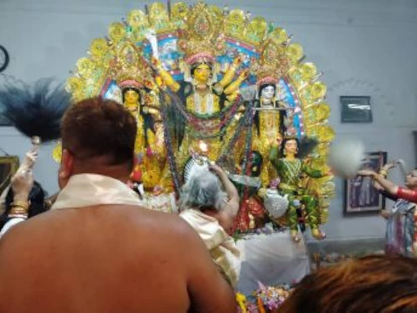 ছোট তরফ রাজা নবকৃষ্ণের নিজ পুত্র রাজকৃষ্ণ দেবের বংশধরেরা। রাজা নবকৃষ্ণ ১৭৫৭ সালে বড় তরফের বাড়িতেই প্রথম দুর্গাপুজোর সূচনা করেন। তবে পরবর্তীকালে তিনি ছোট তরফের বাড়িতেও পুজোর প্রচলন করেন। সেটি তাঁর নিজ পুত্রের বংশধরদের হাত ধরে এগিয়ে চলেছে বলে এটিই শোভাবাজারের মূল রাজবাড়ির পুজো হিসাবে চিহ্নিত। (ছবি: অরুণিমা দে।)
