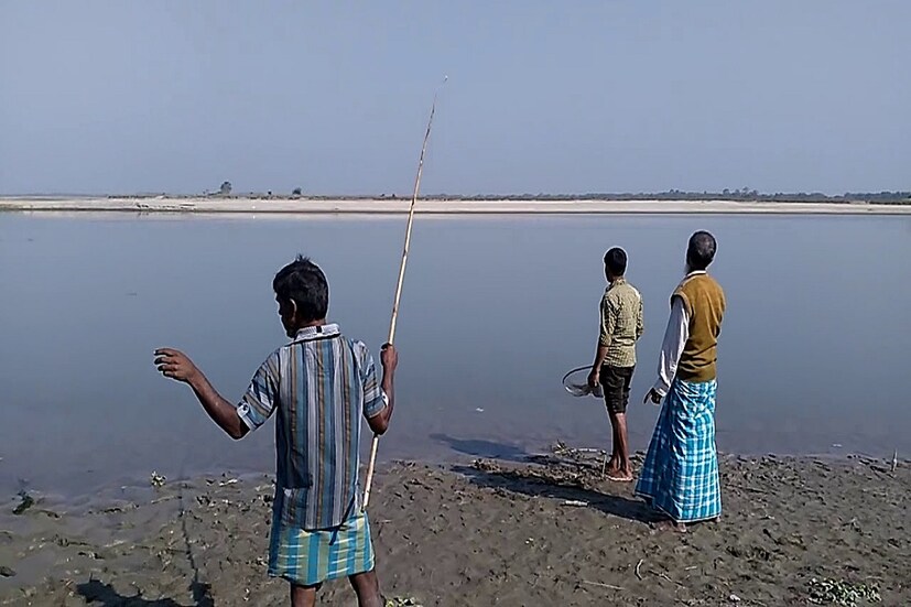 ঘটনাটি ঘটেছে বাংলাদেশের নারায়ণগঞ্জের গোলাপগঞ্জের কুড়া নদীতে। স্থানীয় এক মাছ শিকারির ছিপে গাঁথে একটি মাছ। কিন্তু সেটি তুলতে গেলে তিনি দেখতে পান, কিছুতেই সেটি তোলা যাচ্ছে না। (প্রতীকী চিত্র)