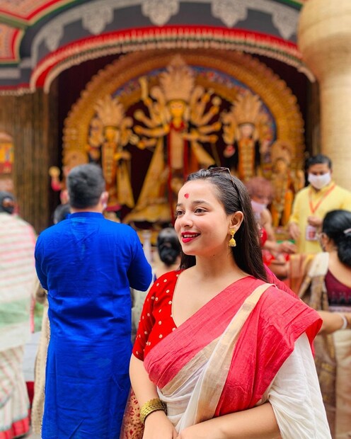 *লাল পাড় সাদা শাড়িতে সেজেছিলেন টলি অভিনেত্রী প্রিয়াঙ্কা ভট্টাচার্য। পাড়ার মডপে গিয়েছিলেন অঞ্জলি দিতে। 