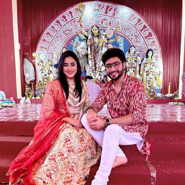 *টলিউডের সুইট কাপল গৌরব চক্রবর্তী এবং ঋদ্ধিমা ঘোষ। সব সময়েই তাঁদের সম্পর্কের স্নিগ্ধতা তাঁদের ছবিতে ধরা পড়ে। এ দিনেও তার ব্যতিক্রম হল না। রেড শেড়ে পোশাকে সেজেছিলেন দু'জনেই। মহাষ্টমীর সকালের সেই ছবি সোশ্যাল মিডিয়ায় শেয়ার করেন ঋদ্ধিমা। 