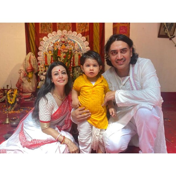 *মল্লিক বাড়ির পুজোর কথা জানা নেই, এমন বাঙালি খুঁজে পাওয়া দায়। এই বাড়ির মেয়ে অভিনেত্রী কোয়েল মল্লিক। এ দিন মায়ের সামনে কয়েনকে দেখা গিয়েছে স্বামী প্রযোজক নিসপাল সিং রানে এবং ছেলে কবিরের সঙ্গে। সাদা শাড়িতে কোয়েল, রানের পরনে সাদা ধুতি-পাঞ্জাবি, কবিরের গায়ে হলুদ পাঞ্জাবি। 