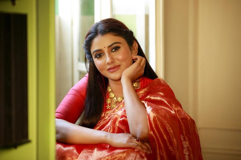 *মহাষ্টমী স্পেশাল লাল শাড়িতে ছবি শেয়ার করেছেন অভিনেত্রী পার্ন মিত্র। 