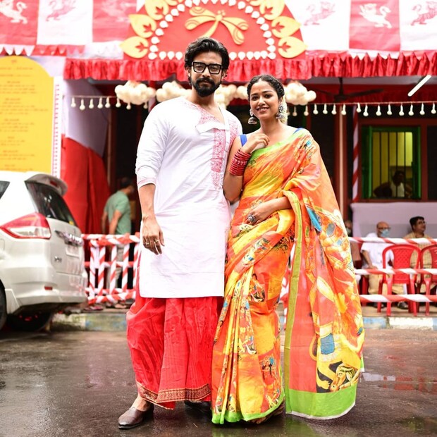 *টলিউডের অন্যতম জনপ্রিয় অভিনেত্রী সোহিনী সরকার এবং প্রেমিক রনজয় মহাষ্টমীর সকালে সেজেছিলেন শাড়ি আর ধুতি-পাঞ্জাবিতে। সোহিনী বরাবরই অন্য ধরনের সাজতে ভালবাসেন। এ দিন তবে একেবারে ট্রেডিশনাল লুকে ধরা দিয়েছেন তিনি। রনজয়ের পরনে ছিল লাল ধুতি এবং সাদা পাঞ্জাবি। সত্য বলতে দু'জনকে মানিয়েছিল বেশ! 