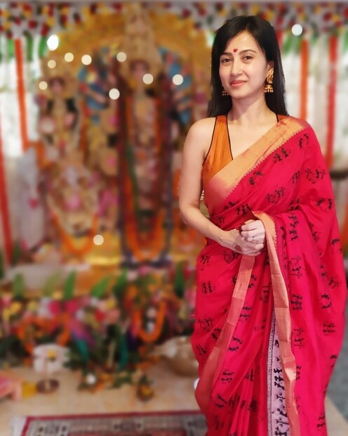 *টুকটুকে লাল শাড়িতে মহাষ্টমীর সকালে সোশ্যাল মিডিয়ায় ছবি পোস্ট করেছেন অভিনেত্রী মনামী ঘোষ। 