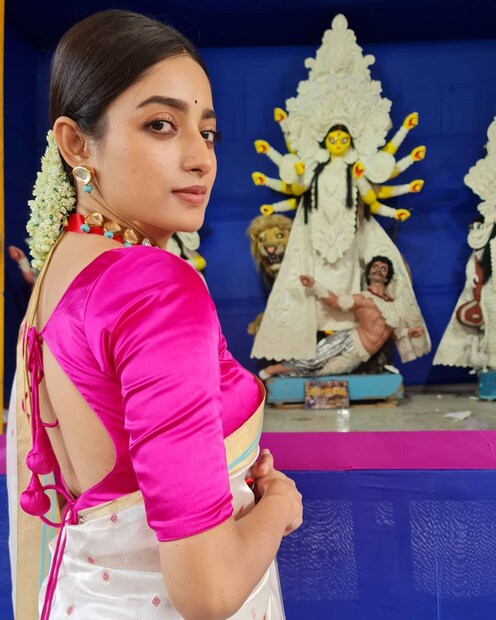 *অভিনেত্রী ইশা সাহা একেবারে ছিমছাম সাজেই বেশিরভাগ সময়ে ধরা দেন। এ দিন শাড়ি পরলেও সাজগোজ ছিল একেবারে সাদামাটা। সাদা আর রানির মিশেলে একটি শাড়ি পরেছিলেন ইশা, সঙ্গে রানি রঙা ব্লাউজ। টাইট করে বাঁধা খোপায় লাগিয়েছিলেন ফুলের মালা। 