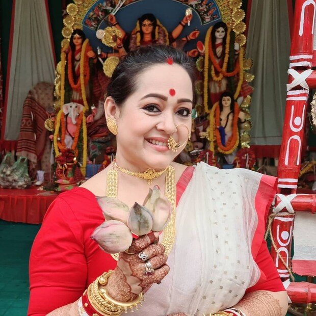 *লাল পাড় সাদা শাড়ি, কপালে চড়া সিঁদুর, বড় লাল টিপ, গা ভর্তি সোনার গয়নায় সেজেছিলেন অভিনেত্রী অপরাজিতা আঢ্য। মা দুর্গার সামনে দাঁড়িয়ে হাতে পদ্ম নিয়ে একটি ছবি এ দিন সোশ্যাল মিডিয়ায় শেয়ার করেন তিনি। 