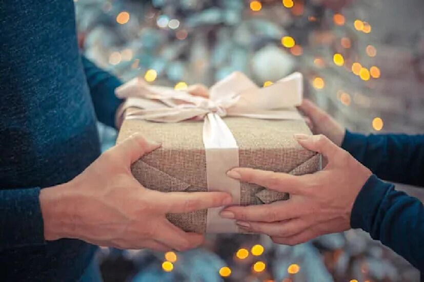 আসন্ন দীপাবলীর (Diwali 2021) কথা মাথায় রেখে Amazon নিয়ে এসেছে তাদের গ্রেট ইন্ডিয়ান ফেস্টিভাল সেলের &quot;এক্সট্রা হ্যাপিনেস ডেজ&quot; (Extra Happiness Days)। এই দীপাবলীর মরসুমে উপহার (Diwali Gift) দেওয়ার জন্য Amazon-এ পাওয়া যাচ্ছে আকর্ষণীয় অফারে বিভিন্ন ধরনের বেস্ট কোয়ালিটির স্পিকার সিস্টেম, সাউন্ডবার, পোর্টেবেল স্পিকার, হোম থিয়েটার ইত্যাদি। এই সকল প্রোডাক্টের উপর পাওয়া যাচ্ছে, আকর্ষণীয় সব অফার এবং ডিসকাউন্ট। এই অফার চলবে আগামী ২৫ অক্টোবর পর্যন্ত। এক নজরে দেখে নিন, সেই সকল প্রোডাক্ট।