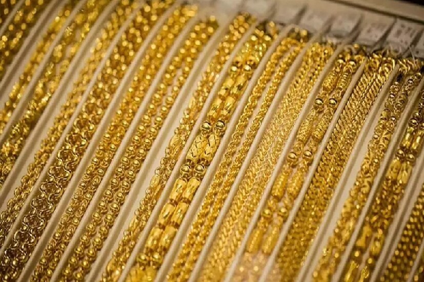 আবারও বাড়তে শুরু করেছে সোনা ও রুপোর দাম (Gold Silver Price Today) ৷ গত কয়েক মাসে সোনার দামে বেশি ওঠা-নামা দেখা যায়নি ৷ আপনার যদি সোনায় ইনভেস্ট করার প্ল্যান থাকে তাহলে দেরি না করে শীঘ্রই করে নিন ৷ বিশেষজ্ঞদের মতে সোনায় ইনভেস্ট করার এটাই সেরা সুযোগ কারণ আগামী দিনে সোনার দাম বৃদ্ধি হওয়ার সম্ভাবনা রয়েছে ৷ মাল্টি কমোডিটি এক্সচেঞ্জে (MCX) ডিসেম্বরে ডেলিভারি হওয়া সোনার দাম ০.১১ শতাংশ বেড়েছে ৷  ০.৫৫ শতাংশ বেড়েছে রুপোর দামও ৷ 