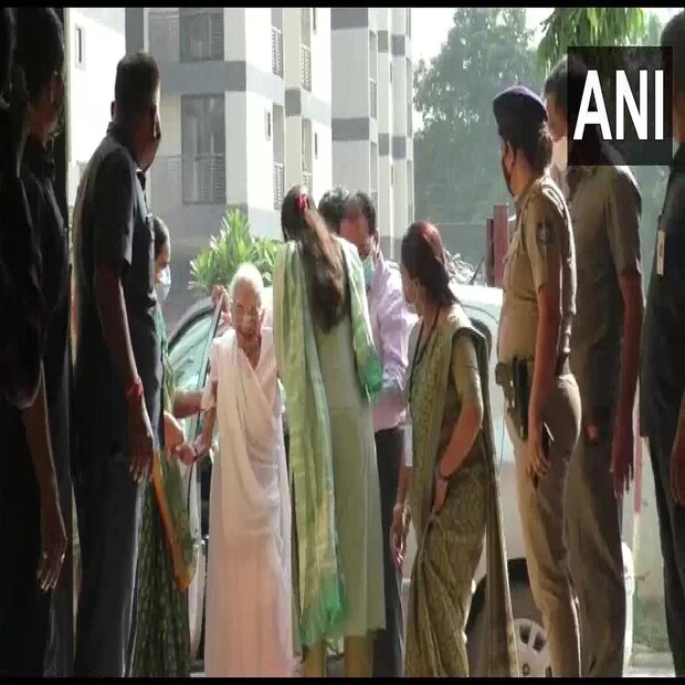 গুজরাতে মুখ্যমন্ত্রী হিসেবে ভুপেন্দ্র প্যাটেল দায়িত্ব গ্রহণের পর এটাই ছিল প্রথম নির্বাচন। গান্ধিনগর পুরসভার ১১টি ওয়ার্ডে ৪৪ জন কাউন্সিলরকে বেছে নেওয়া হবে এই নির্বাচনের মাধ্যমে। রবিবার সকাল থেকে যে সমস্ত ওয়ার্ডে ভোটদান, সেখানে সাজো সাজো রব। আর তার মধ্যেই শহরের রায়সান গ্রামের ভোটকেন্দ্রে ভোট দিতে আসেন হীরাবেন মোদি।
