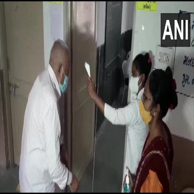 গত ১৭ সেপ্টেম্বর ছিল প্রধানমন্ত্রীর জন্মদিন। সেদিনও মায়ের আশীর্বাদ নিতে গান্ধিনগর পৌঁছে গিয়েছিলেন মোদি। তাঁর সঙ্গে মায়ের ছবি দেখে মুগ্ধ হয়েছিল নেটিজেনরা। ২০১৯ সালের মে মাসে লোকসভা নির্বাচনের সময়ও হীরাবেন মোদিকে দেখা গিয়েছিল ভোট দিতে যেতে। এমনকী নিজের ভোট দিতে যাওয়ার আগে প্রধানমন্ত্রী নিয়ে গিয়েছিলেন মায়ের আশীর্বাদ। ছেলের যে কোনও উদ্যোগেই তাঁর পাশে থেকেছেন প্রবীণা হীরাবেন। এর আগে প্রধানমন্ত্রীর উদ্যোগে করোনা মোকাবিলায় তৈরি হওয়া ‘পিএম কেয়ার্স ফান্ডে’ ২৫ হাজার টাকা অনুদান দিতে দেখা গিয়েছিল তাঁকে।