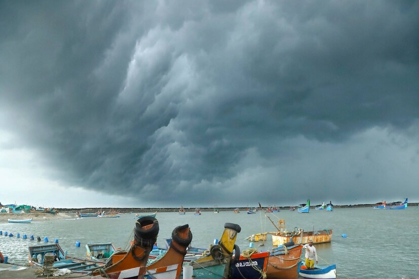 *এ দিকে, দক্ষিণ-পূর্ব বঙ্গোপসাগরে তৈরি নিম্নচাপ শ্রীলঙ্কা উপকূলের কাছাকাছি অবস্থান করছে। এটি ক্রমশ পশ্চিম দিকে এগিয়ে তামিলনাডু উপকূলের দিকে অগ্রসর হবে। এই নিম্নচাপ থেকে উত্তর-পশ্চিম বঙ্গোপসাগর পর্যন্ত একটি পূবালী অক্ষরেখার রয়েছে। ফাইল ছবি। 