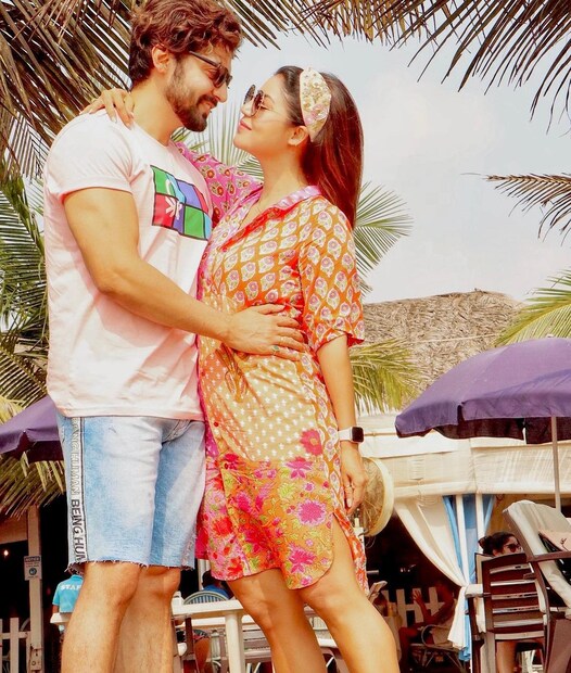 চোখে চোখে কথা বলছেন গুরমীত চৌধুরি (Gurmeet Choudhary) ও দেবীনা বন্দ্যোপাধ্যায় কাঁপাচ্ছেন সোশ্যাল মিডিয়া ৷ ছবি সৌজন্যে ইনস্টাগ্রাম ৷