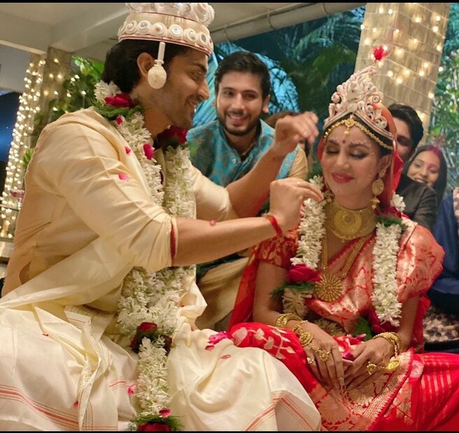২০১১-তেই মূলত দেবীনা (Debina Bonnerjee) ও গুরমীত (Gurmeet Choudhary) বিয়ে করেছিলেন ৷ বিয়ের দশ বছরে ফের বাঙালি মতে বিয়ে করলেন এই তারকা দম্পতি (In 10th anniversary they got married again follows Bengali Wedding rituals) ৷ ছবি সৌজন্যে ইনস্টাগ্রাম ৷