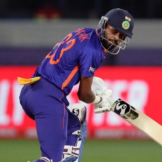 এদিন ধারাভাষ্যকাররাও বলছিলেন, এবার ব্যাটে রান না পেলে পান্ডিয়ার টিম ইন্ডিয়ায় জায়গা পাওয়া মুশকিল হবে। এমনিতেই দলে তাঁর জায়গা পাওয়া নিয়ে প্রশ্ন উঠছিল।