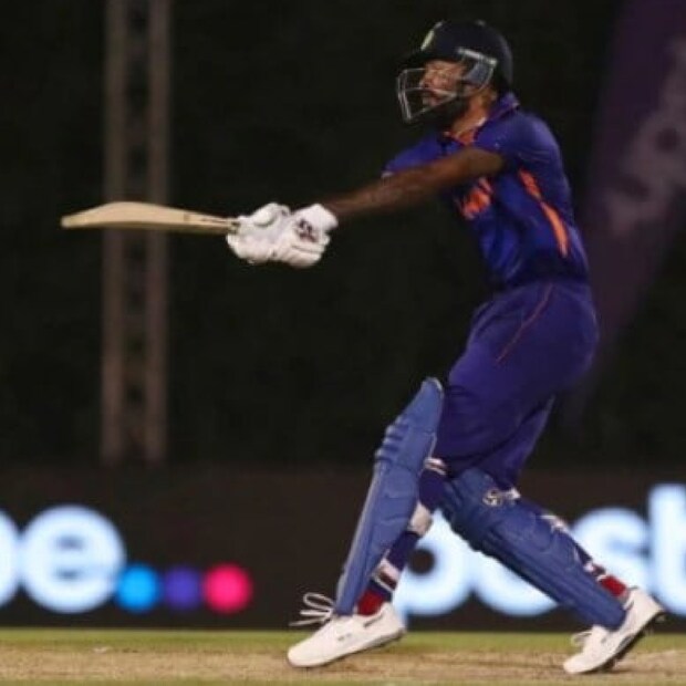 পান্ডিয়া এদিনও একটি দুর্বল ডেলিভারিতে উইকেট ছুঁড়ে দিয়ে যান। ফলে পান্ডিয়ার পারফরম্যান্স নিয়ে প্রশ্ন উঠছে বারবার।