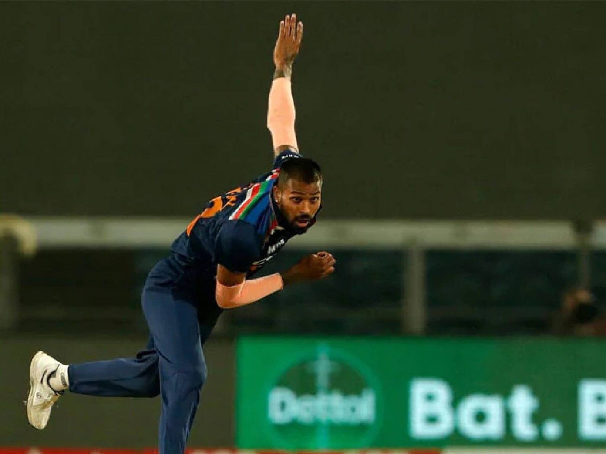 Hardik Pandya Bowls: এত কথা শোনার পর শেষমেশ বল ধরলেন পান্ডিয়া, মরণ-বাঁচন ম্যাচের প্রস্তুতি শুরু কোহলিদের