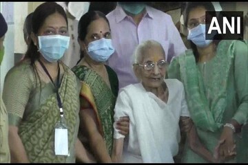 ১০০ বছর পেরিয়েও হাসিমুখে লাইনে, নেটিজেনদের মুগ্ধ করলেন প্রধানমন্ত্রীর মা!