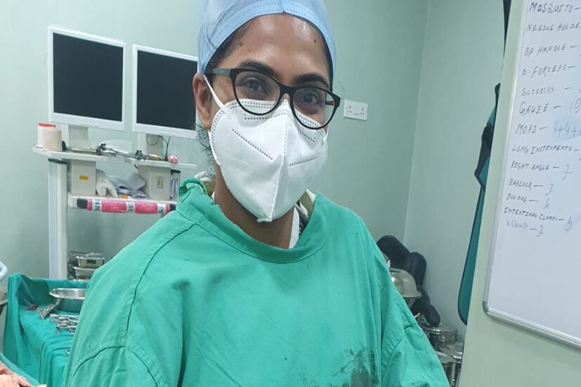 বিয়ের মণ্ডপ সজ্জা শেষ। ঘণ্টা দুয়েকের মধ্যেই বাজবে সানাইয়ের সুর। আত্মীয় পরিজনে ভরে উঠবে বাড়ি। এমন সময় কনে উধাও। কোনও বিউটি পার্লার নয়। গন্তব্য ছিল হাসপাতাল। মেহেন্দি লাগানো হাতে উঠল ছুরি, কাঁচি, ফরসেপ। নতুন জীবনে প্রবেশের আগে হবু কনের হাতেই এই শহরের বুকে নতুন জীবন ফিরে পেলেন অর্ণব মুখোপাধ্যায়।