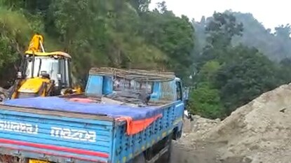 ধস সরানো হল শিলিগুড়ি-দার্জিলিং জাতীয় সড়কে ধস সরানো হল শিলিগুড়ি-দার্জিলিং জাতীয় সড়কে