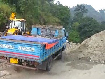  ধস সরানো হল শিলিগুড়ি-দার্জিলিং জাতীয় সড়কে