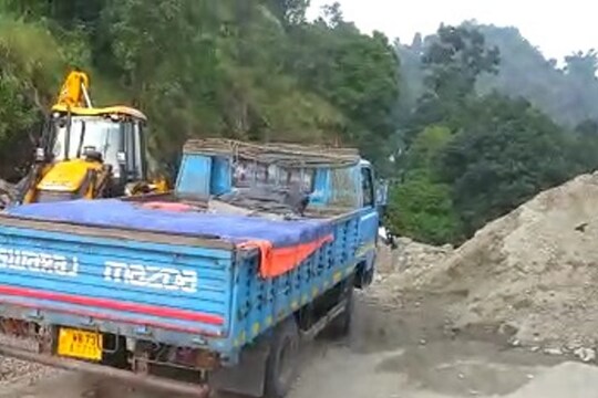 ধস সরানো হল শিলিগুড়ি-দার্জিলিং জাতীয় সড়কে