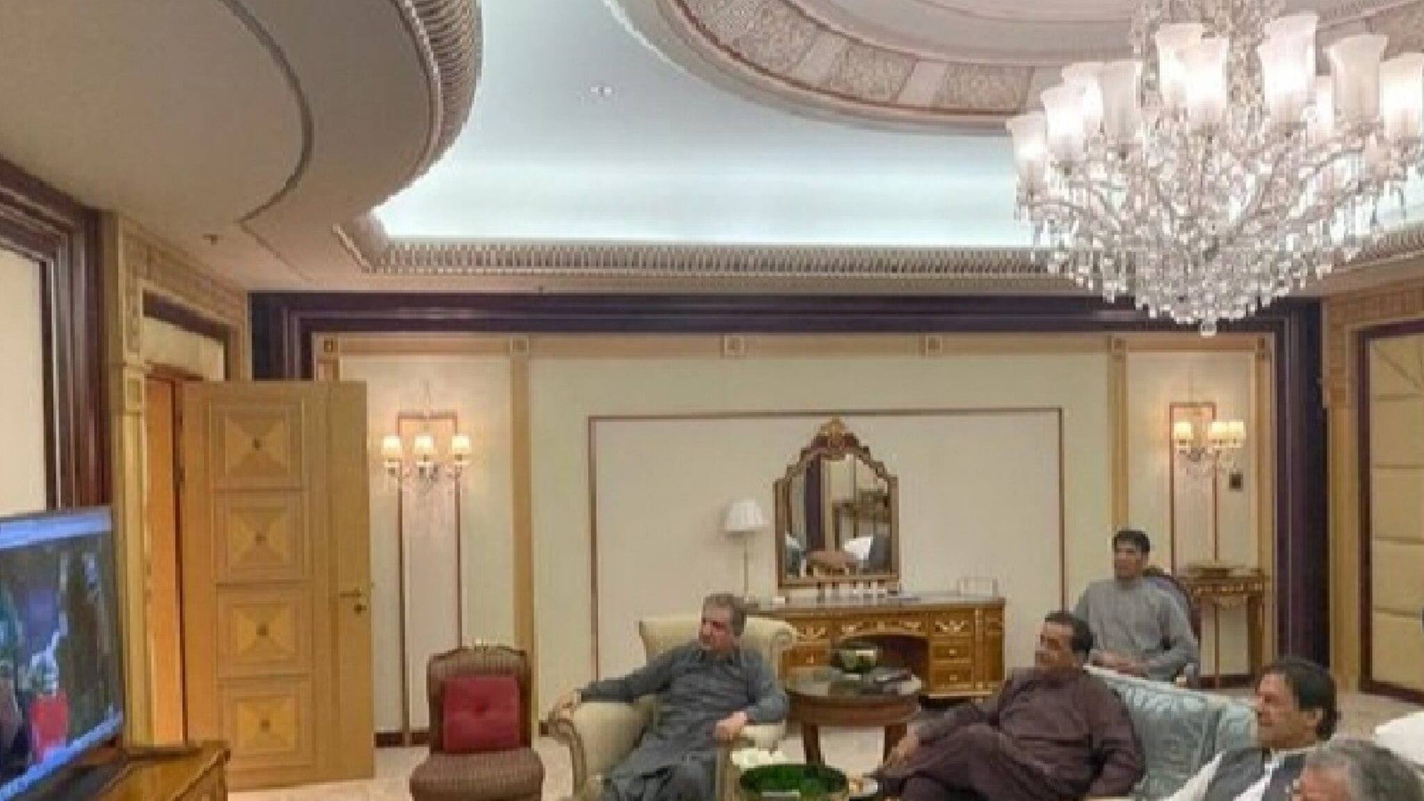 India Vs Pakistan In T20: ইমরান খান আনন্দে আত্মহারা! প্রচুর খাবার নিয়ে বসে দেখলেন পাকিস্তানের 'প্রথম জয়'