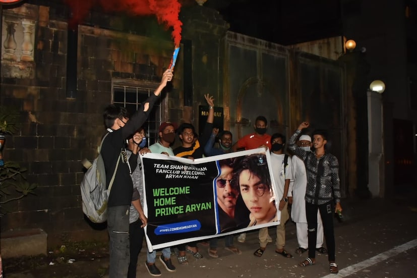 তিন সপ্তাহ জেলে কা‌টিয়ে অবশেষে আজ বৃহস্পতিবার জামিন পেয়েছেন আরিয়ান খান। আর তার পরেই আনন্দে মেতে উঠেছেন শাহরুখ খানের ভক্তরা। শাহরুখের বাড়ি মন্নত-এর সামনে ভিড় করেছেন তাঁরা।