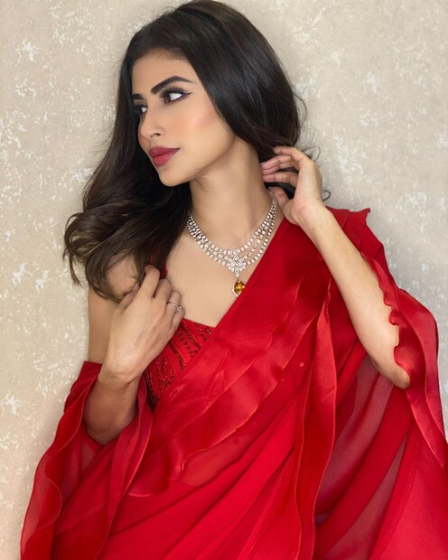 লাল সিল্কের শাড়ি ও গলায় নেকপিস। মৌনীর এই লুক যে কোনও পার্টিতে ট্রাই করতে পারেন আপনিও। 