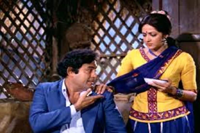 মাত্র ২২ বছর বয়সে ৬০ বছরের চরিত্রে অভিনয় করে সাফল্য পেয়েছিলেন তিনি ৷ থিয়েটারেই নিজের অভিনয় যাত্রা শুরু করেছিলেন সঞ্জীব কুমার ৷ হাম হিন্দুস্তানি দিয়ে বলিউডে যাত্রা শুরু করেছিলেন সঞ্জীব কুমার ৷ কিন্তু খিলনা থেকেই আস্তে আস্তে পরিচিতি পেতে থাকেন সঞ্জীব কুমার ৷ মাত্র ৪৭ বছর বয়সে হৃদরোগে আক্রান্ত হয়ে প্রয়াত হয়েছিলেন সঞ্জীব কুমার ৷ ফাইল ছবি ৷
