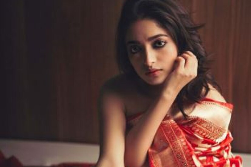 ঈশা সাহার এই সাজে সাবেকিয়ানা ফুটে উঠছে। তাঁর এই ছবি যেন পুজোর জন্য যথাযথ।