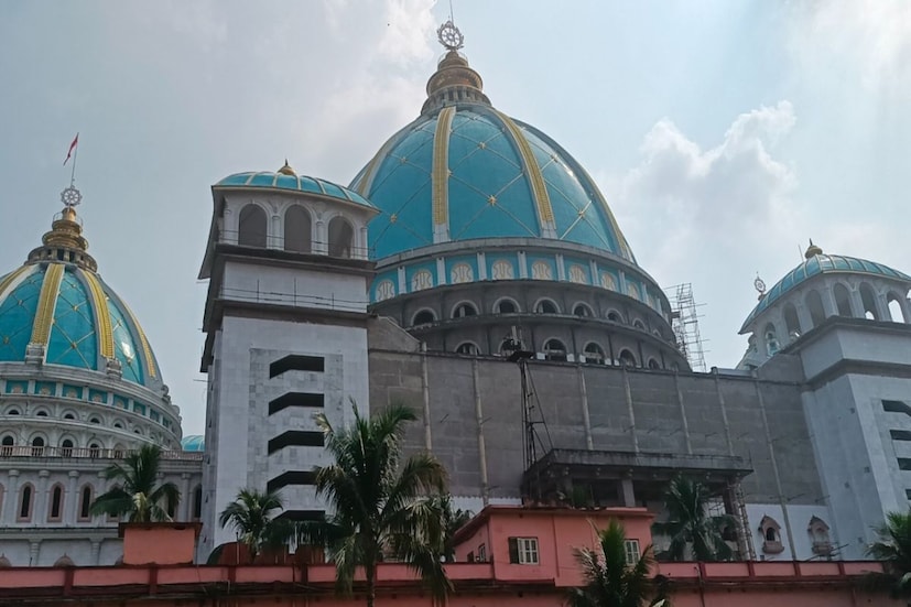 নদিয়া জেলার সব থেকে জনপ্রিয় এবং বিখ্যাত টুরিস্ট স্পট বর্তমানে মায়াপুর ইসকন মন্দির। ভাগীরথী নদীর পূর্বপাড়ে অবস্থিত মায়াপুর ইসকন মন্দির। পূর্বে এটির নাম ছিল মিঞাপুর। বর্তমানে এখানেই গড়ে উঠেছে বিশাল আকার চন্দ্রোদয় মন্দির। 