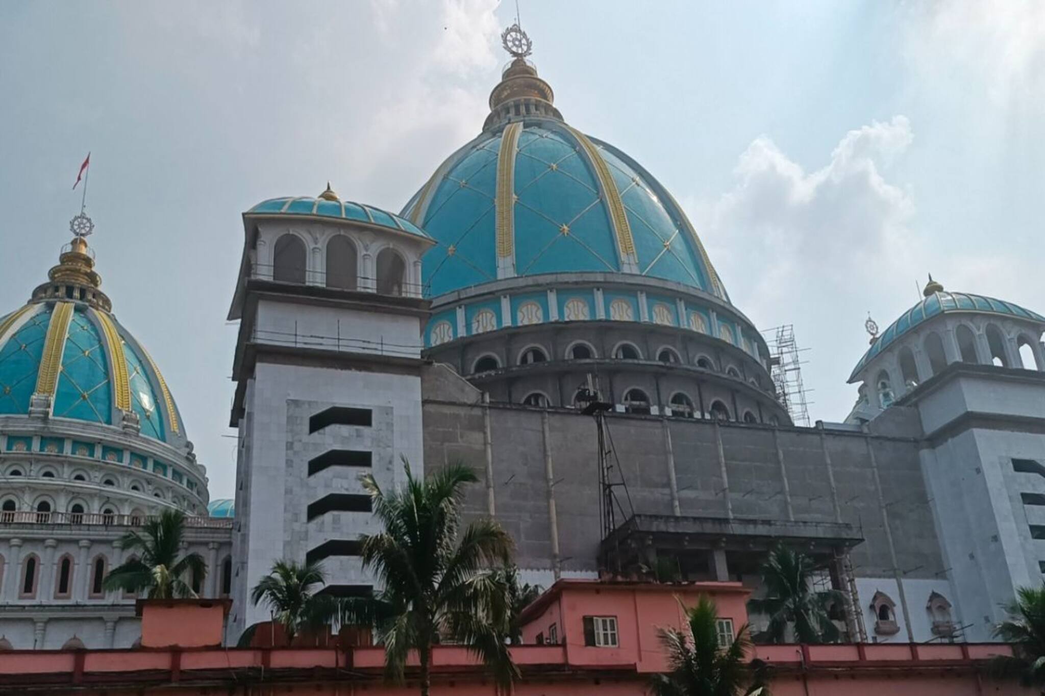 পুজোয় দিন দুয়েকের ছুটি? বেরিয়ে আসুন মায়াপুর ইসকন মন্দির থেকে...