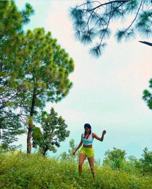 তাঁর ঝোলায় করণ জোহরের দোস্তানা ২- রয়েছে৷ এটা ২০০৮ সালের দোস্তানা ছবির সিক্যুয়াল৷ যাতে প্রিয়াঙ্কা চোপড়া, অভিষেক বচ্চন, জন আব্রাহাম ছিলেন৷ ( Photo Courtesy- Instagram @janhvikapoor)
