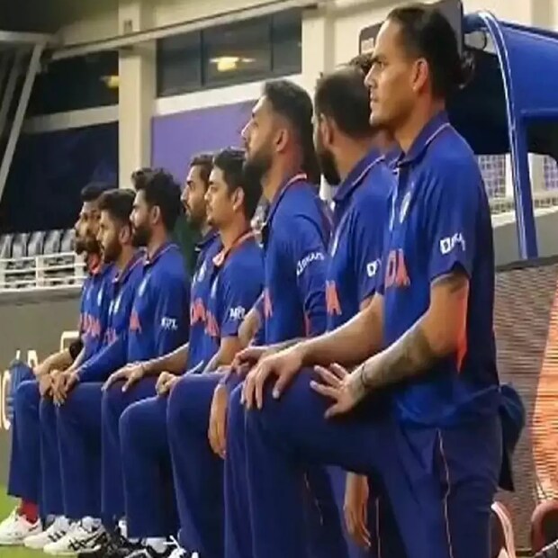 ফ্লয়েডের মৃত্যুর পর বর্ণবিদ্বেষের বিরুদ্ধে একজোট হয়ে লড়ার প্রতিজ্ঞা করেছিল গোটা বিশ্ব। আর এমন আন্দোলন খেলার মাঠেও প্রভাব ফেলে। এর আগে ইংল্যান্ডের ফুটবলাররা ম্যাচের আগে হাঁটু গেড়ে বসে #BlackLivesMatters আন্দোলনের প্রতি সমর্থন জানিয়েছিলেন। এদিন রোহিত শর্মারা সেটাই করলেন। 