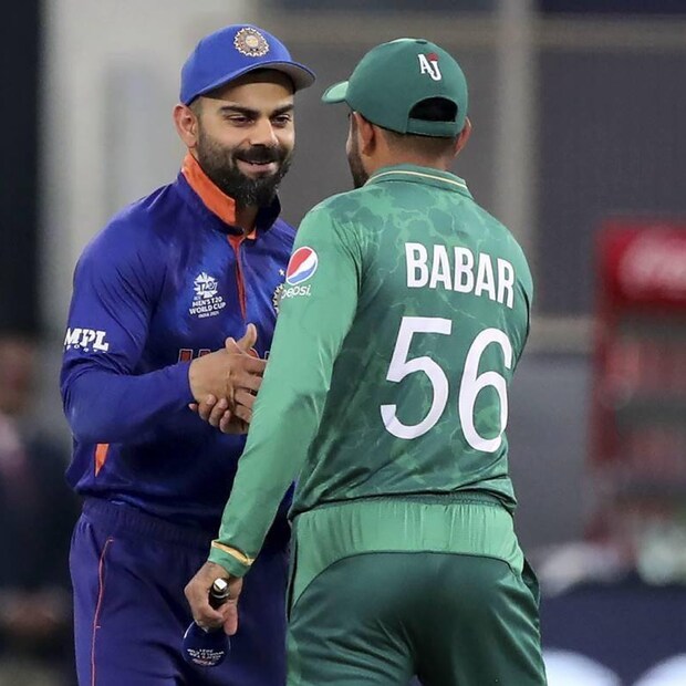 পাকিস্তানের বিরুদ্ধে চারটি ম্যাচে ২২৬ রান করলেন কোহলি। আউট হলেন এবারই প্রথম। এদিন ৪৯ বলে ৫৭ রান করলেন কোহলি।