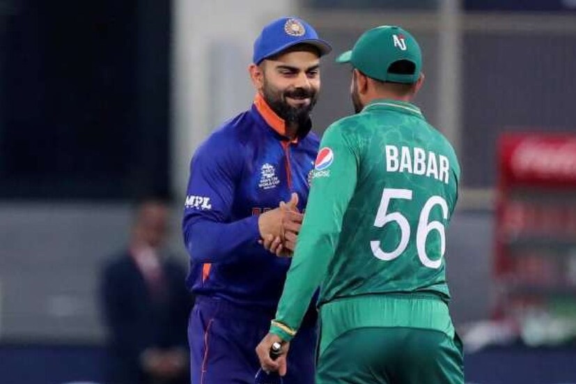 চলতি বিশ্বকাপে শনিবারের ম্যাচে ইংল্যান্ড ও ওয়েস্ট ইন্ডিজের ক্রিকেটাররাও একইভাবে হাঁটু মুড়ে বসে বর্ণবিদ্বেষের বিরুদ্ধে প্রতিবাদ সমর্থন করেছিলেন। এদিন কোহলিরাও তাই করলেন।