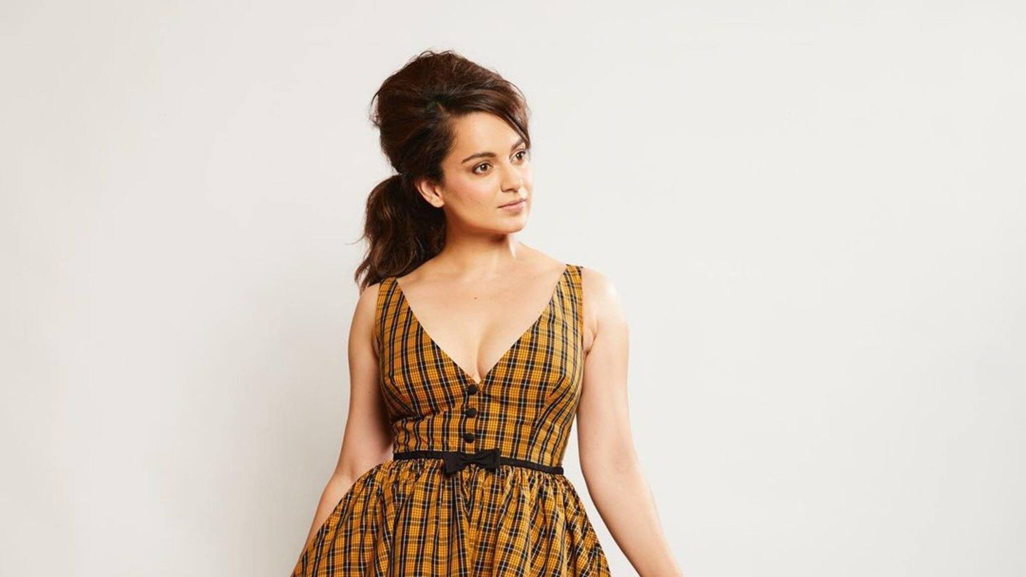 Kangana Ranaut: ডিপ নেক চেকস ড্রেসে 'হট' কঙ্গনা! একেবারে অন্য রূপে ধরা দিলেন 'কুইন'