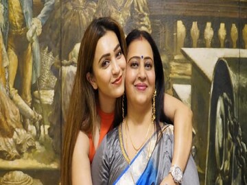 প্রয়াত অভিনেত্রী কৌশানী মুখোপাধ্যায়ের মা সঙ্গীতা মুখোপাধ্যায়। 