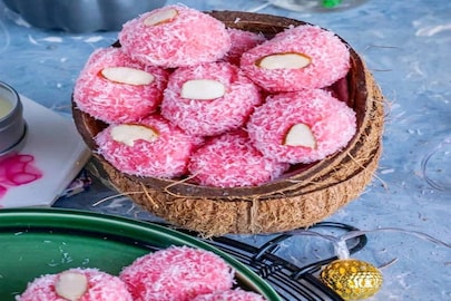 রূপে গুণে অনন্য নারকেল গোলাপ লাড্ডু 