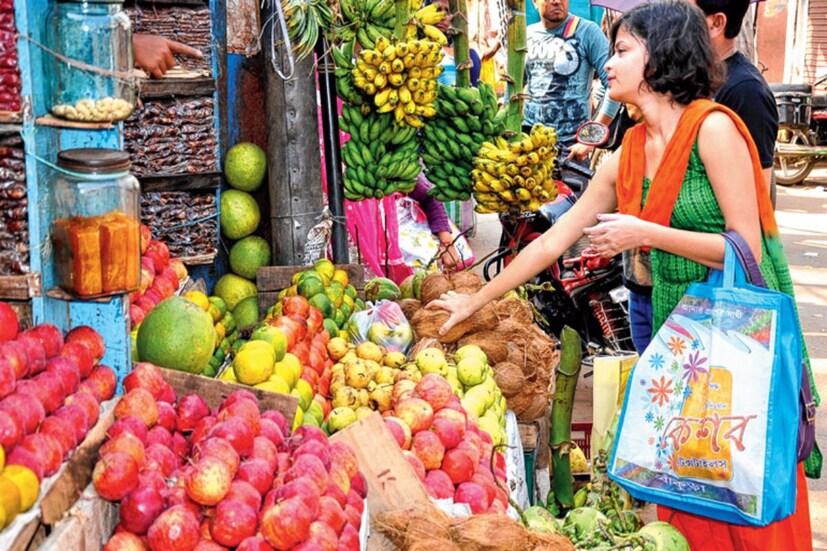 মা দুর্গার বিদায়ের বিষন্নতা কাটিয়ে উঠে ফের কোজাগরী পূর্নিমায় মা লক্ষ্মীর আরাধনায় মেতে ওঠে বাঙালি। বিভিন্ন ধরনের লক্ষ্মী প্রতিমার পসরা নিয়ে বিক্রির আশায় ইতিমধ্যেই বর্ধমানের বিভিন্ন এলাকায় বসেছে প্রতিমা শিল্পীরা। কিন্তু এবারের লক্ষ্মী প্রতিমা বিক্রির বড় অন্তরায় হয়ে দাঁড়িয়েছে বৃষ্টির ভ্রুকুটি।