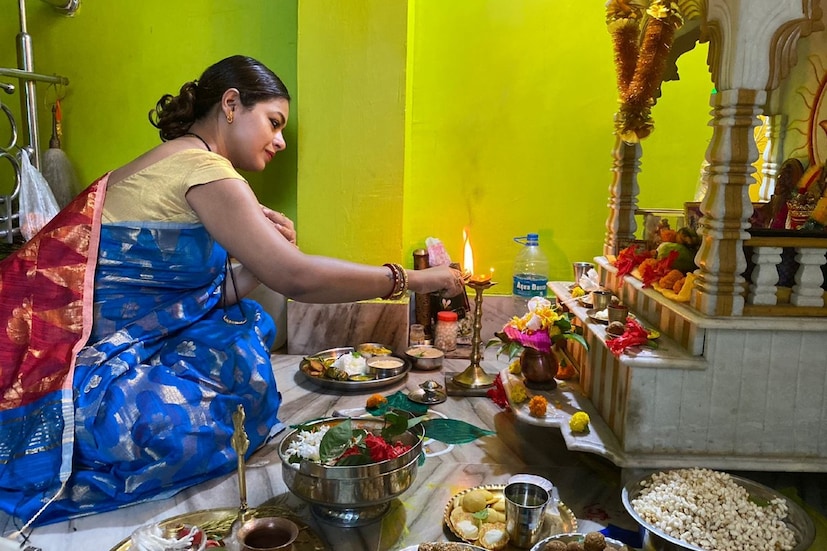 গায়িকা ইমন চক্রবর্তীও বাড়িতে পুজো করছেন। পুজোর জোগাড়যন্ত্রও নিজেই সেরেছেন তিনি। 