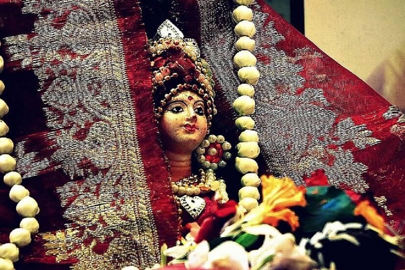 *দুর্গা প্রতিমা নিরঞ্জনেরসঙ্গে সঙ্গেই শুরু হয়ে গিয়েছে কোজাগরী লক্ষ্মী পুজোর (Lakshmi Puja) প্রস্তুতি। দুর্গোৎসবের পর আশ্বিন মাসের শেষ পূর্ণিমা তিথিতে কোজাগরী লক্ষ্মী দেবীর আরাধনা করা হয়। মূলত বাংলা, অসম এবং ওড়িশায় এ দিনের পূর্ণিমায় পুজো করার চল রয়েছে। এই পূর্ণিমাকে দেশের বিভিন্ন প্রান্তে 'শারদ পূর্ণিমা'ও (Sharad Purnima) বলা হয়।  সংগৃহীত ছবি। 