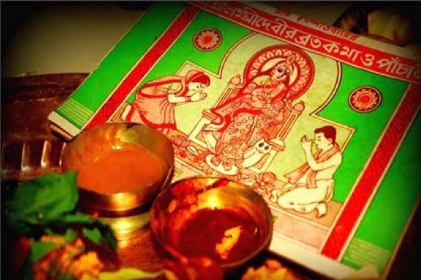 *এ বারে অর্থাৎ ২০২১ সালের কোজাগরী লক্ষ্মী পুজো পড়েছে দু-দিন।  ১৯ এবং ২০ অক্টোবর । ১৯ তারিখ সন্ধ্যা ৭ টা বেজে ০৩ মিনিটে শুরু হবে তিথি এবং ২০ অক্টোবর রাত্রি ৮ টা বেজে ২৬ মিনিটে শেষ হবে। এই সময়ের মধ্যে বাড়িতে মা লক্ষ্মীর আরাধনা করা যাবে। তবে তার মধ্যেও শুভ সময় ১৯ অক্টোবর রাত ১১.৩৫ মিনিট থেকে ১২.২৭ মিনিট (৫২ মিনিট) পর্যন্ত।সংগৃহীত ছবি।