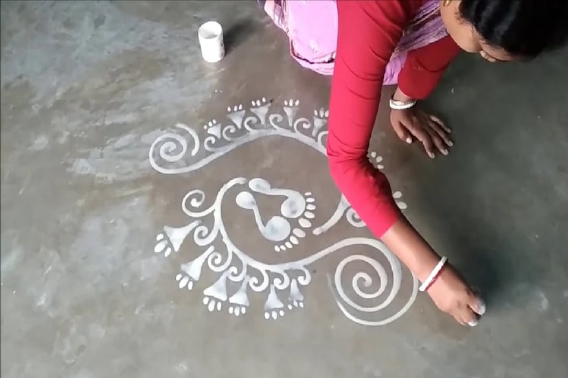 *এ ছাড়াও লক্ষ্মী সম্পদের দেবী হওয়ায় তাঁকে ভাদ্র সংক্রান্তি, পৌষ সংক্রান্তি ও চৈত্র সংক্রান্তিতে এবং আশ্বিন পূর্ণিমা ও দীপাবলীর দিনেও মা লক্ষ্মীর পুজো করা হয়। কোজাগরী পূর্ণিমার দিন ঘরে ঘরে পূজিত হন মা লক্ষ্মী। ধন, যশ, খ্যাতি, সুস্বাস্থ্যের জন্য দেবী লক্ষ্মীর আরাধনায় মেতে ওঠে বাংলার প্রায় প্রতিটা পরিবার। সংগৃহীত ছবি।