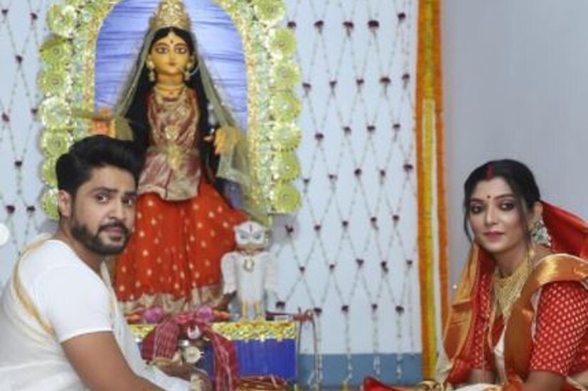 বিয়ের পরে প্রথম লক্ষ্মী পুজো দেবলীনা কুমার ও গৌরব চট্টোপাধ্যায়ের। তাই এবারের লক্ষ্মী পুজো স্পেশাল নবদম্পতির কাছে। ছবি পোস্ট করে ক্যাপশনে দেবলীনা লিখেছেন, &quot;উত্তমকুমারের নাতবৌ হিসেবে প্রথম লক্ষীপুজো&quot;। সাদা সোনালি ও লালের মিশেলে একটি শাড়ি পরেছিলেন দেবলীনা। সঙ্গে গা ভর্তি সোনার গয়না। গৌরবের পরনে ছিল সাদা ধুতি পাঞ্জাবির সঙ্গে সাদা উত্তরীয়। মায়ের মূর্তিও দেখার মতো। 