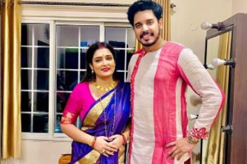 উত্তম কুমারের পরিবারে চলতি বছরে আরও একটি বিয়ে হয়েছে। তরুণ কুমারের নাতি সৌরভ ও ত্বরিতারও বিয়ের পরে এই প্রথম লক্ষ্মীপুজো। ত্বরিতা সাবেকি কায়দায় নীল জড়ি পাড় শাড়ি পরেছিলেন। সৌরভ পরেছিলেন ডিজাইনার পাঞ্জাবি। 