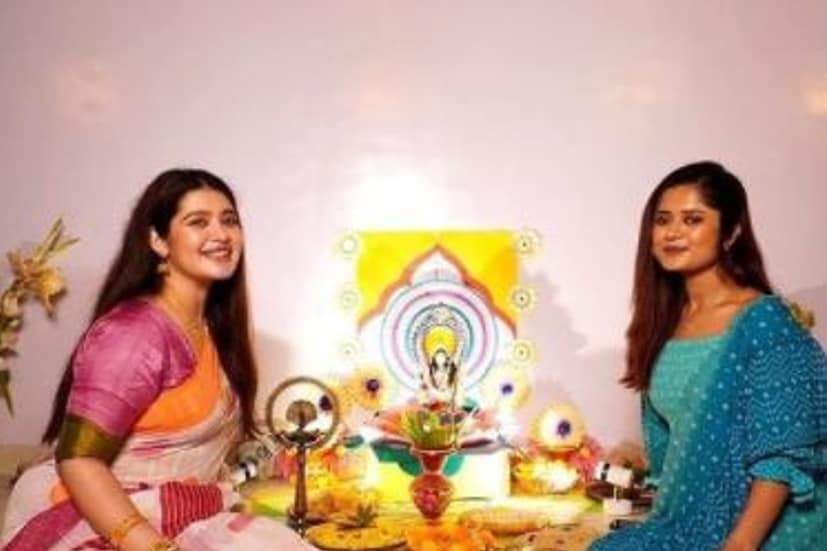 এনা সাহাও বাড়িতে লক্ষ্মী পুজো করেন প্রতি বছর। বোনের সঙ্গে এই ছবি পোস্ট করেছেন তিনি। এনার বাড়িতে কালই হয়েছে পুজো। 