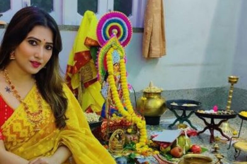 লক্ষ্মী পুজো উপলক্ষে অভিনেত্রী সম্পূর্ণা লাহিড়ি বেছে নিয়েছেন একটি হলুদ শাড়ি। 