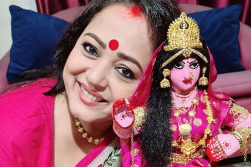 অপরাজিতা আঢ্যের বাড়িতে লক্ষ্মী পূজা প্রতি বছরই স্পেশাল। সাবেকি কায়দায় কোজাগরী লক্ষ্মী পুজো করেন তিনি। মাকে নিজে হাতেই সাজিয়েছেন অপরাজিতা। তারপর এই ছবি পোস্ট করেছেন তিনি। 